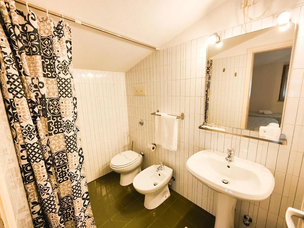 מלון מנרבה דל גארדה Albergo B&B Tenesi