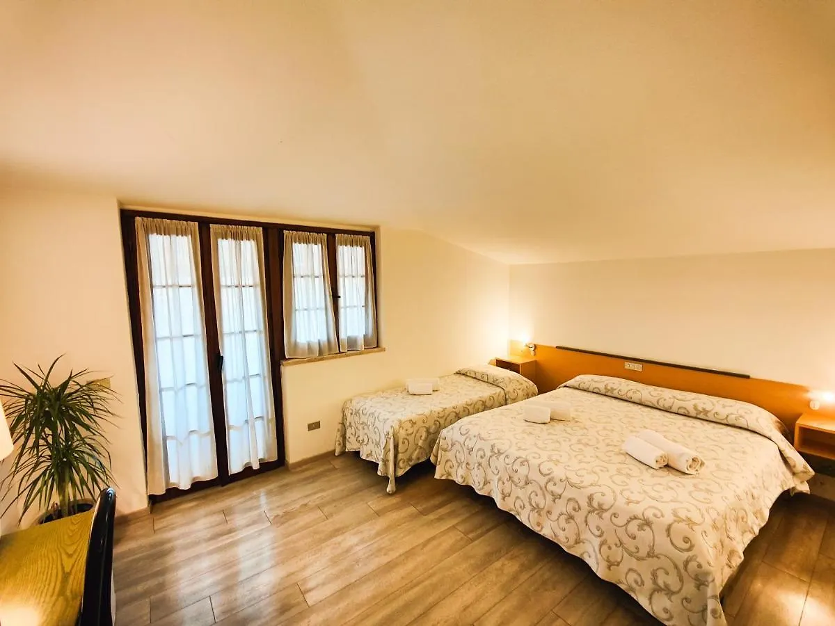 מנרבה דל גארדה Albergo B&B Tenesi מנרבה דל גארדה