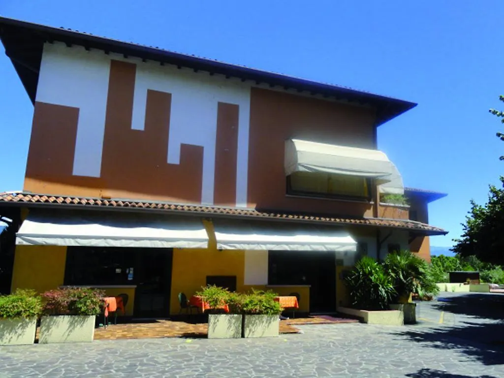 מנרבה דל גארדה Albergo B&B Tenesi