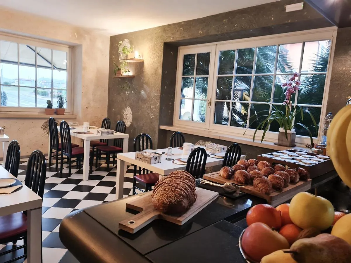 Albergo B&B Tenesi Манерба-дель-Гарда Отель